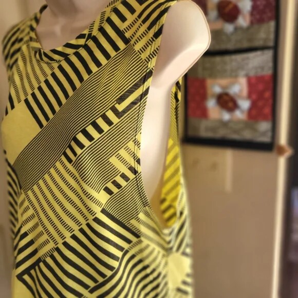 Fabletics Yellow and Black Geometric Sleeveless/Muscle Tank Size Small - Picture 5 of 6